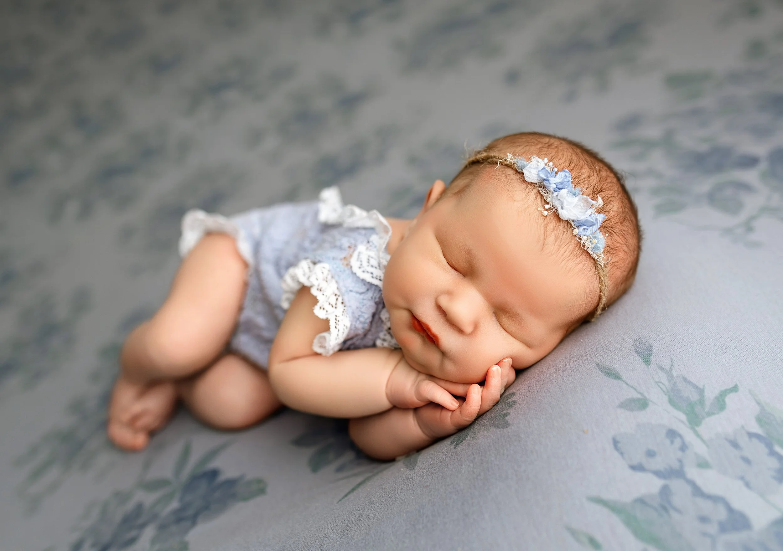 baby sleeping on bownsor (2020 原画) Newborn Photography Session in Lake Charles, LA | Alana Mae